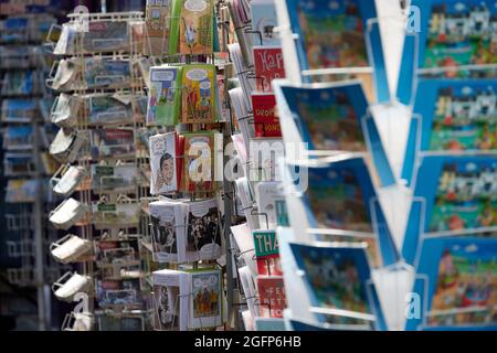 Grußkarten auf Racks. Stockfoto