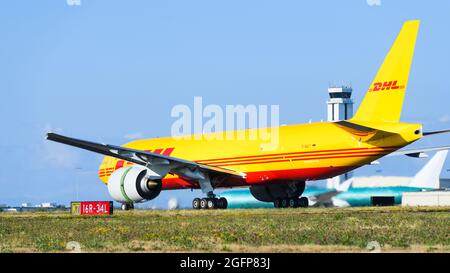 Everett, WA, USA - 23. August 2021; EIN Boeing 777-200LR Frachter in DHL-Lackierung neben dem Runway-Blinker-Schild ist von hinten zu sehen Stockfoto