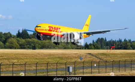 Everett, WA, USA - 23. August 2021; EIN Boeing 777-200LR Frachter in DHL-Lackierung landete auf dem Everett Paine Field auf einem Testflug vor der Auslieferung Stockfoto