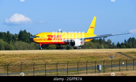 Everett, WA, USA - 23. August 2021; EIN Boeing 777-200LR Frachter in DHL-Lackierung steht vor der Auslieferung auf der Piste im Everett Paine Field Stockfoto