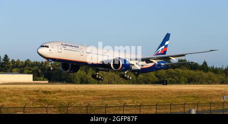 Everett, WA, USA - 23. August 2021; Boeing 777-300ER in Lackierung von Aeroflot landet nach einem Testflug im goldenen Abendlicht auf dem Everett Paine Field Stockfoto