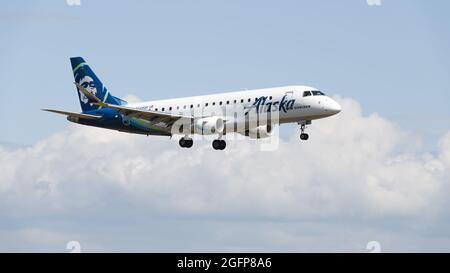 Everett, WA, USA - 23. August 2021; ein Flugzeug der Alaska Airlines Embraer 170-200 ist im endgültigen Landeanflug. Das Flugzeug wird von Horizon betrieben Stockfoto