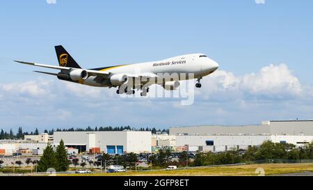 Everett, WA, USA - 23. August 2021; Boeing 747-800 Frachter landet auf dem Everett Paine Field, bevor das Flugzeug an UPS ausgeliefert wird Stockfoto