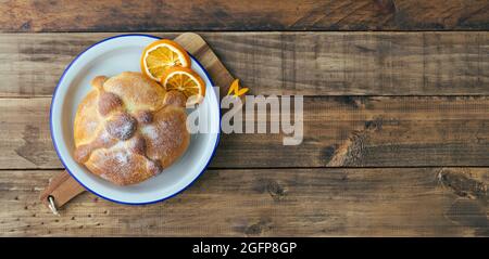 Pan de Muerto auf Holzboden, typisch mexikanisches Essen. Tag der Totenfeier. Speicherplatz kopieren. Draufsicht. Stockfoto