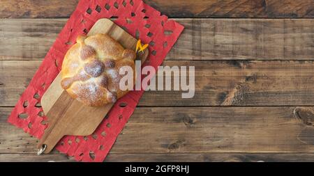 Pan de Muerto auf Holzboden, typisch mexikanisches Essen. Tag der Totenfeier. Speicherplatz kopieren. Draufsicht. Stockfoto