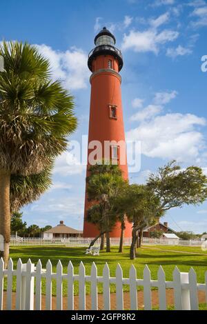 Ponce de Leon Inlet Light Station mit einer Höhe von 175 Fuß in Florida wurde 1887 fertiggestellt und ist ein nationales historisches Wahrzeichen an der Ostküste Floridas Stockfoto