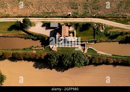 Das berühmte First Canal Narrowboat Lock auf dem Shropshire Canal Aerial aus der Vogelperspektive Stockfoto