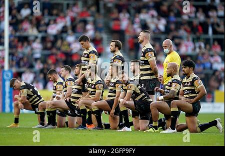 Die Spieler von Leigh Centurions knieen vor dem Betfred Super League-Spiel im total Wicked Stadium, St. Helens. Bilddatum: Donnerstag, 26. August 2021. Stockfoto