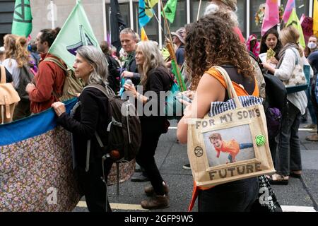 Der Protestierende trägt eine Tasche, in der ein Bild seines Sohnes mit der Aufschrift „FOR MY SON'S FUTURE“ zu sehen ist, während die Proteste am 4. Tag des Aussterbens am 26. August 2021 in London fortgesetzt werden. Kieran Riley/Pathos Stockfoto