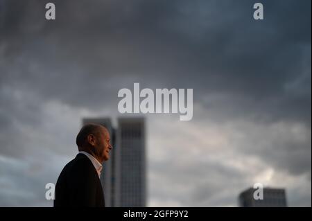 26. August 2021, Hessen, Frankfurt/Main: Bundesfinanzminister und SPD-Kanzlerkandidat Olaf Scholz steht nach einer Diskussion unter dem Motto „Zusammenfassung. Solidarität. Zugehörigkeit.' auf der Bühne. Foto: Sebastian Gollnow/dpa Stockfoto