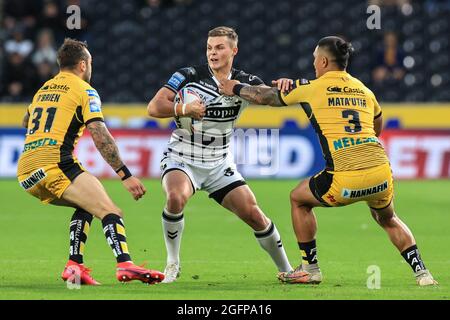 Cameron Scott (24) vom Hull FC wird von Peter Mata'utia (3) von Castleford Tigers angegangen Stockfoto