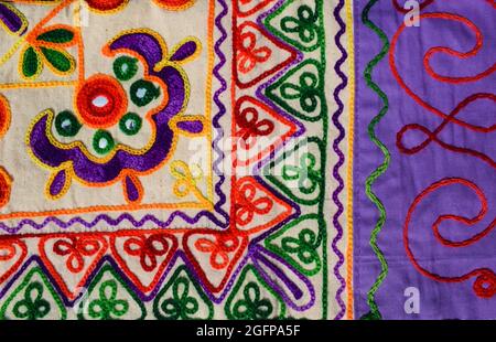 Schöne Stickerei mehrfarbige handgefertigte Fadenarbeit mit Spiegelarbeit aus Kutch Bezirk bhuj genannt Kutchi Stickerei. Stickerei Arbeit backdro Stockfoto