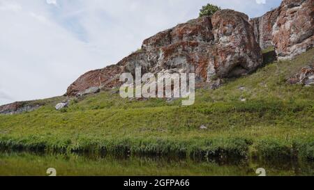Südural Berge mit einem Fluss. Die Natur des Südurals in Russland. Stockfoto