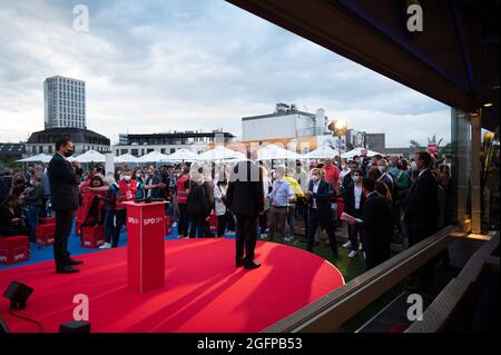 26. August 2021, Hessen, Frankfurt/Main: Bundesfinanzminister und SPD-Kanzlerkandidat Olaf Scholz steht nach einer Diskussion unter dem Motto „Zusammenfassung. Solidarität. Zugehörigkeit.' auf der Bühne. Foto: Sebastian Gollnow/dpa Stockfoto