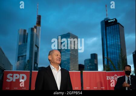 26. August 2021, Hessen, Frankfurt/Main: Bundesfinanzminister und SPD-Kanzlerkandidat Olaf Scholz steht nach einer Diskussion unter dem Motto „Zusammenfassung. Solidarität. Zugehörig.' vor den Bürotürmen der Skyline. Foto: Sebastian Gollnow/dpa Stockfoto