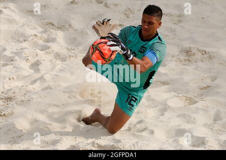 24. August 2021; Luzhniki-Stadion, Moskau, Russland: FIFA World Cup Beach Football Turnier; José Portillo aus El Salvador rettet sich während des Spiels zwischen El Salvador und der Schweiz in der 3. Runde der Gruppe C Stockfoto