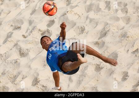 24. August 2021; Luzhniki-Stadion, Moskau, Russland: FIFA World Cup Beach Football Turnier; Llorenc aus El Salvador mit einem Overhead-Kick während des Spiels zwischen El Salvador und der Schweiz, in der 3. Runde der Gruppe C Stockfoto