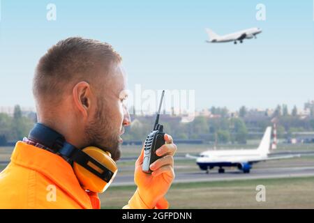 Mitarbeiter Für Die Flugzeugwartung Und Bodenpersonal Am Flughafen Stockfoto