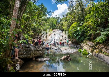 Menschen versammelten sich um den Grund einer natürlichen Wasserrutsche - Puerto Rico Stockfoto