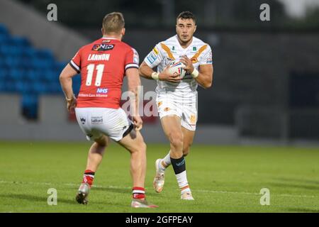 Eccles, Großbritannien. August 2021. Joe Chan (27) von Catalans Dragons sucht am 8/26/2021 in Eccles, Großbritannien, nach einem Weg an Ryan Lannon (11) von Salford Red Devils vorbei. (Foto von Simon Whitehead/News Images/Sipa USA) Quelle: SIPA USA/Alamy Live News Stockfoto