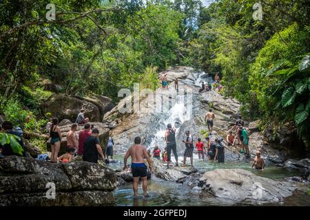 Menschen versammelten sich um den Grund einer natürlichen Wasserrutsche - Puerto Rico Stockfoto