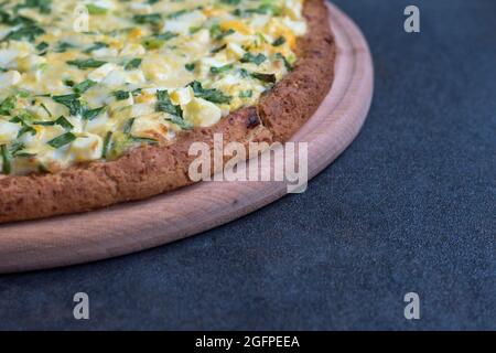 Hausgemachte leckere Käseporte mit grünen Zwiebeln und Eiern. Alle natürlichen Ingridien. Stockfoto