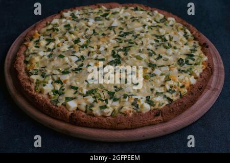 Hausgemachte leckere Käseporte mit grünen Zwiebeln und Eiern. Alle natürlichen Ingridien. Stockfoto