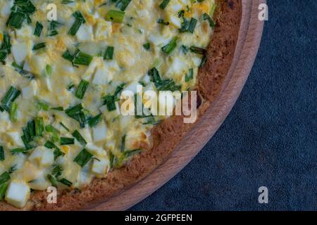 Hausgemachte leckere Käseporte mit grünen Zwiebeln und Eiern. Alle natürlichen Ingridien. Stockfoto