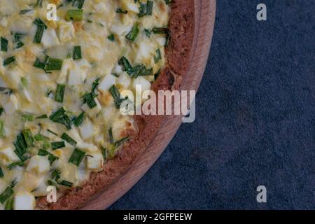 Hausgemachte leckere Käseporte mit grünen Zwiebeln und Eiern. Alle natürlichen Ingridien. Stockfoto