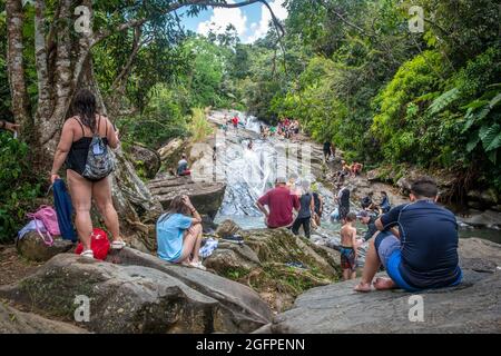 Menschen versammelten sich um den Grund einer natürlichen Wasserrutsche - Puerto Rico Stockfoto