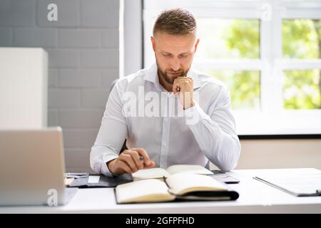 Professioneller Buchhalter Im Büro. Finanz- Und Budgetberater Stockfoto