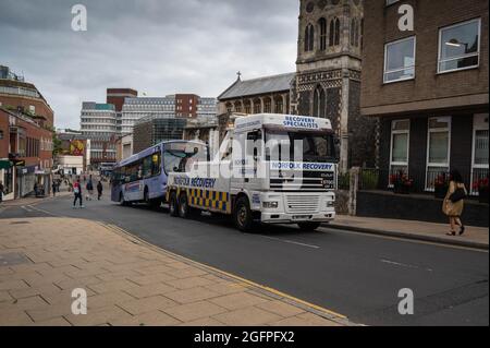 Schwerer Bergewagen, der einen zerbrochenen Eindeckerbus in Norwich City schleppt Stockfoto