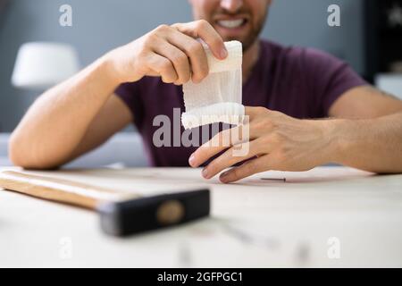 Hand- Und Fingerverband Nach Hammerunfall. Verletzter Fingernagel Stockfoto