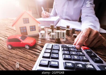 Bezahlende Hausmiete. Möglichkeit Zur Geldeinsparung Stockfoto