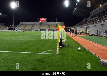 ZAPORIZHZHIA, UKRAINE - 26. AUGUST 2021 - EIN Spieler des FC Zorya Luhansk fällt während des zweiten Beinspiels der UEFA Europa League 2021/2022 gegen SK Rapid Wien in der Slavutych Arena, Zaporizhzhia, im Südosten der Ukraine, auf das Spielfeld. Stockfoto