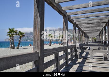 Holzstruktur am Strand von La Herradura Stockfoto