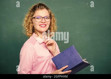 Der Lehrer erklärt hartes Thema. Lehrer bester Freund der Lernenden. Pädagoge halten Buch und erklären Informationen. Bildungskonzept. Frau Schullehrerin Stockfoto