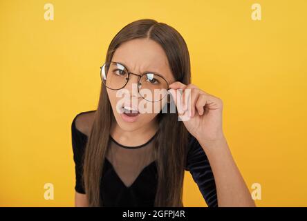 Teenager hat schlechtes Sehvermögen. Notwendigkeit, das Sehvermögen zu verbessern. Gesundheit der Kindheit. oh nein. Teen Mädchen tragen Brille. drücken sie menschliche Emotionen. Smart aussehendes Kind Stockfoto