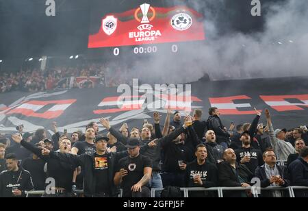 Antwerpens Fans vor einem Fußballspiel zwischen dem belgischen Team Royal Antwerp FC und dem zypriotischen Club Omonia Nicosia am Donnerstag, dem 26. August 2021 in einer Stockfoto