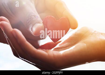 African American Man Charity Geschenk An Die Frau Stockfoto