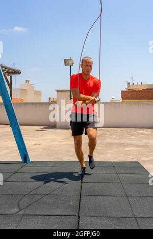 Seilspringen. Junger Sportler, der im Freien trainiert und trainiert. Sport, Fitness, Street Workout Konzept Stockfoto