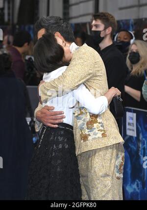 Foto muss gutgeschrieben werden ©Alpha Press 079965 26/08/2021 Michelle Yeoh und Destin Daniel Cretton Sang Chi und The Legend of the Ten Rings UK Gala Screening in London Stockfoto