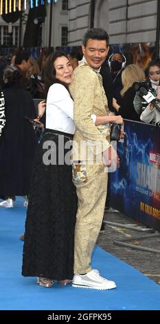 Foto muss gutgeschrieben werden ©Alpha Press 079965 26/08/2021 Michelle Yeoh und Destin Daniel Cretton Sang Chi und The Legend of the Ten Rings UK Gala Screening in London Stockfoto