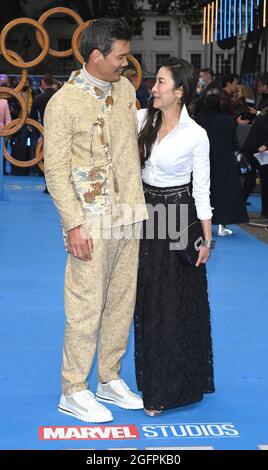 Foto muss gutgeschrieben werden ©Alpha Press 079965 26/08/2021 Michelle Yeoh und Destin Daniel Cretton Sang Chi und The Legend of the Ten Rings UK Gala Screening in London Stockfoto