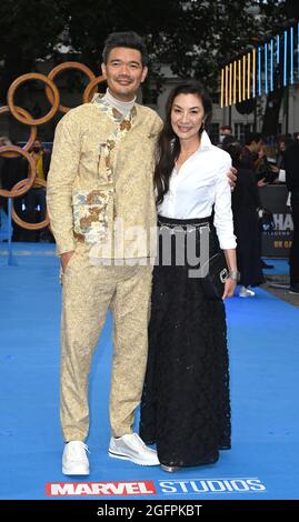 Foto muss gutgeschrieben werden ©Alpha Press 079965 26/08/2021 Michelle Yeoh und Destin Daniel Cretton Sang Chi und The Legend of the Ten Rings UK Gala Screening in London Stockfoto