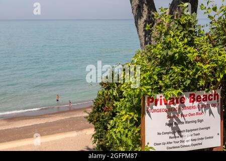 New Buffalo, Michigan - EIN Schild warnt davor, dass ein Strand am Lake Michigan privat ist. Obwohl der Strand in Privatbesitz sein kann, hat die Öffentlichkeit das Recht darauf Stockfoto