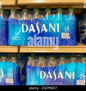 Orlando, FL, USA - 19. Mai 2020: Fälle von Dasani in Flaschen abgefülltem Wasser in einem Publix-Geschäft. Stockfoto