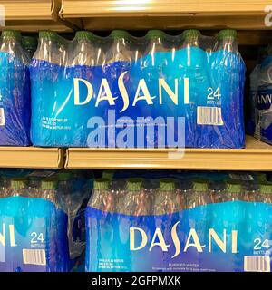 Orlando, FL, USA - 19. Mai 2020: Fälle von Dasani in Flaschen abgefülltem Wasser in einem Publix-Geschäft. Stockfoto