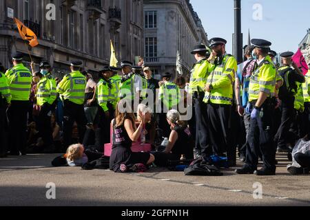 LONDON, GROSSBRITANNIEN. August 2021. Polizeibeamte bei Aussterben Rebellion protestiert am Mittwoch, den 25. August 2021, am dritten Tag einer zweiwöchigen Demonstrationsserie in der Nähe des Oxford Circus. (Kredit: Tejas Sandhu | MI Nachrichten) Kredit: MI Nachrichten & Sport /Alamy Live Nachrichten Stockfoto