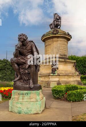 Statue von Hamlet mit Shakespeare-Statue im Hintergrund, Stratford-upon-Avon. Stockfoto